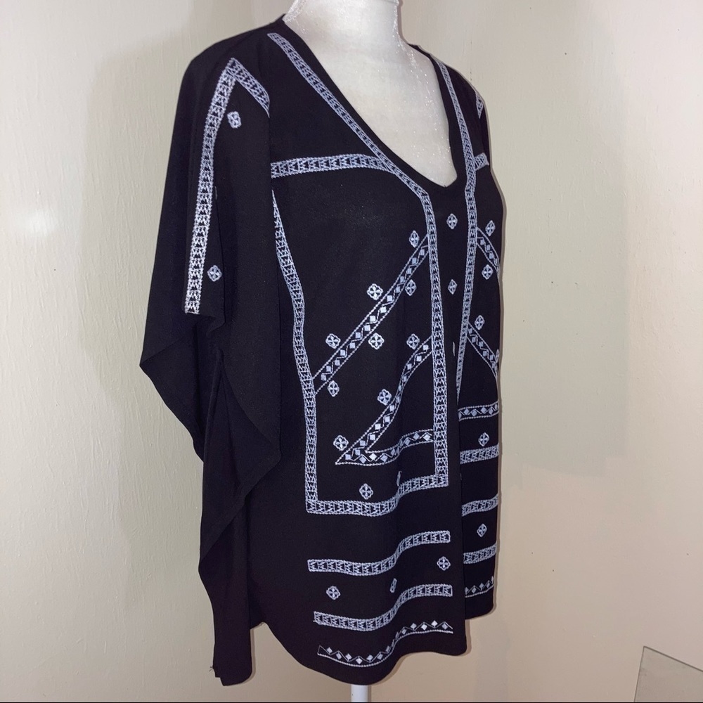 NWT Dana Buchman Stretch Embroidered Batwing Top L Black White - Picture 4 of 6